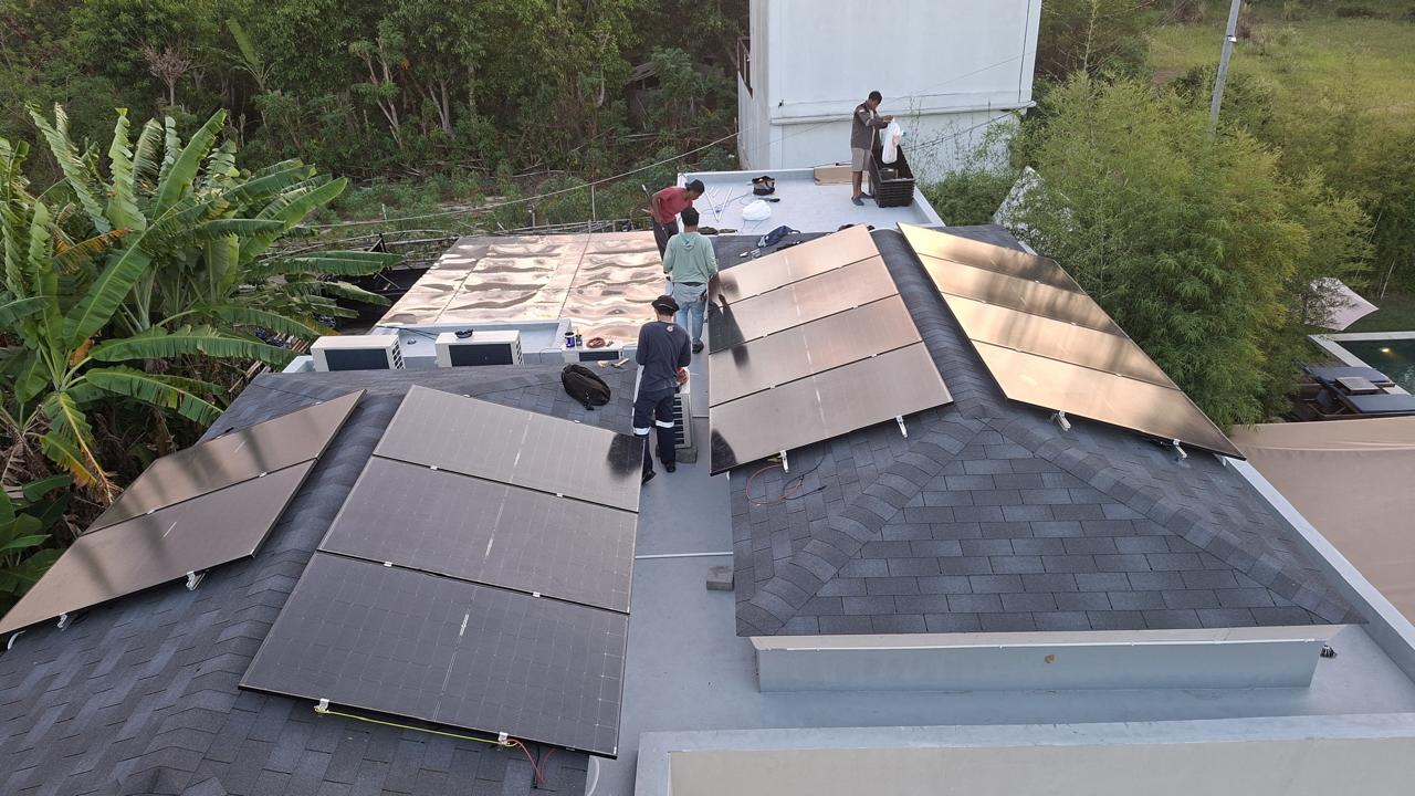 Solar Panel Lombok villa rooftop installation